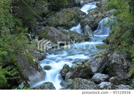 Shimizukamibun, Ino-cho, Agawa-gun, Kochi Prefecture, flows along the Edagawa River where Nico Fuchi, famous for Niyodo Blue, flows Shimizukamibun, Ino-cho, Agawa-gun, Kochi Prefecture, flows along the Edagawa River where Nico Fuchi, famous for Niyodo Blue, flows 95528936