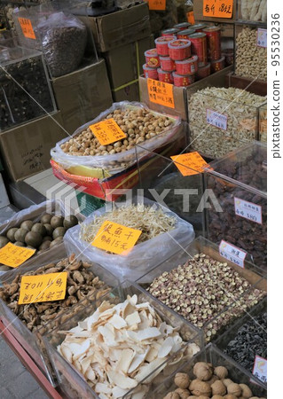 A store that sells dried scallops and salt-dried fish in the west of Des Voeux Road, Hong Kong. Some do not know what dish to use 95530236
