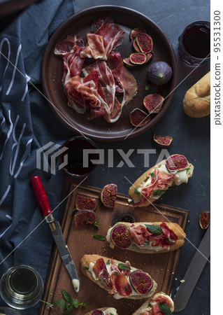 spanish appetizers with wine 95531300