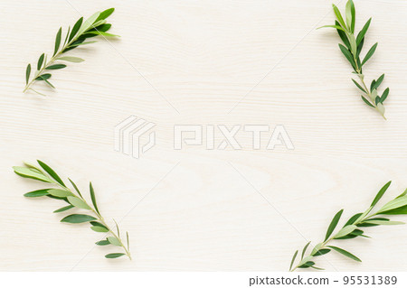 木紋上的橄欖葉背景 木紋上的橄欖葉背景 95531389