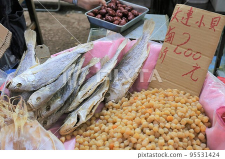 香港德水道西出售的火腿魚（左，鹽乾魚）和乾貝（前右） 95531424