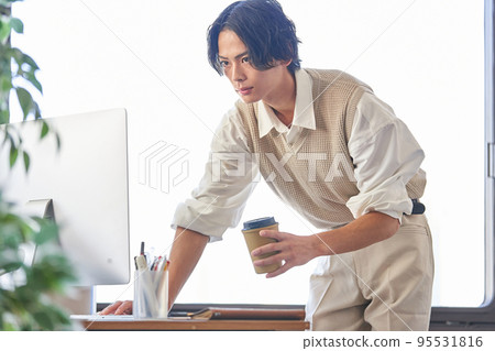 A young businessman working in the office 95531816