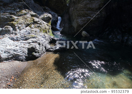 Iwayagawa Valley View of a small waterfall (Niyodogawa-cho, Kochi Prefecture) 95532379