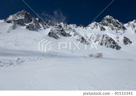 Central Alps Senjojiki Cirque Nagano Prefecture Superb view of Cirque and traces of avalanches 95533345