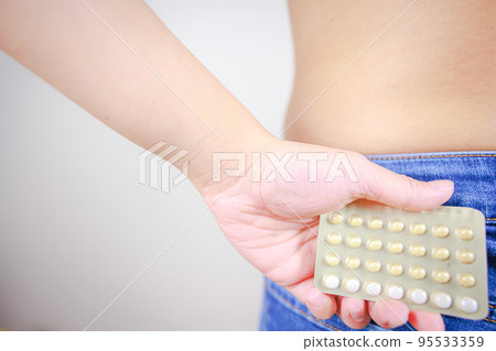 一名婦女背著口服避孕藥（低劑量藥丸） 95533359