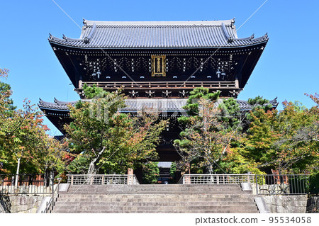 A huge temple gate of Konkai Komyoji Temple in Kyoto City looking up in autumn 95534058