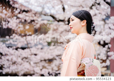Kimono woman and cherry blossoms Kyoto 95534123