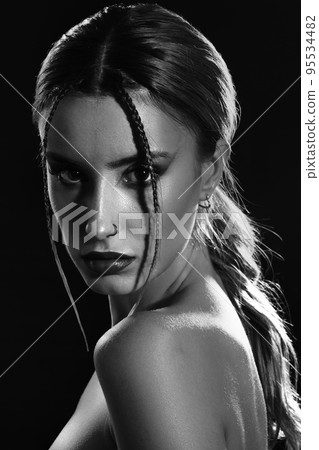 bare shoulders blond 95534482