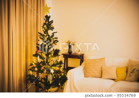 聖誕樹客廳在晚上 95534769