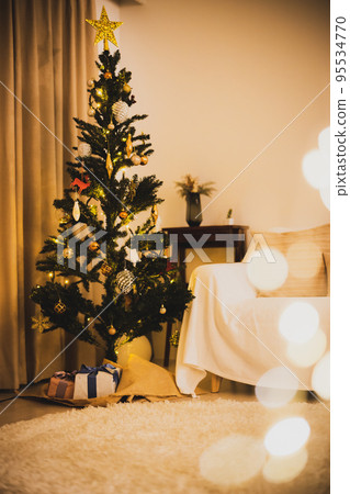 聖誕樹客廳在晚上 95534770