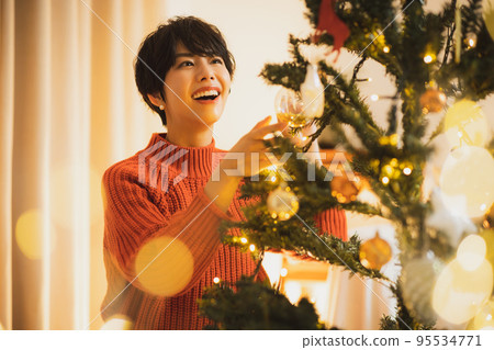 聖誕樹客廳在晚上 95534771