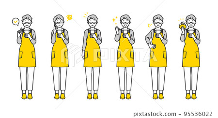 一組操作智能手機的老年家庭主婦 一組操作智能手機的老年家庭主婦 95536022