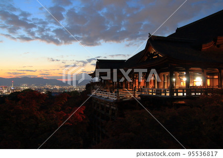 傍晚的清水寺,紅葉映襯 傍晚的清水寺,紅葉映襯 95536817