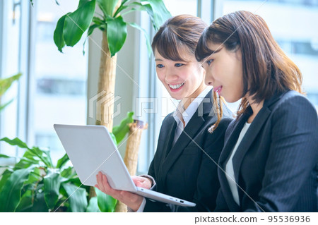 在辦公室操作筆記本電腦時開會的女商人 95536936