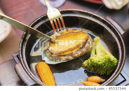 Grilled abalone with butter 95537344