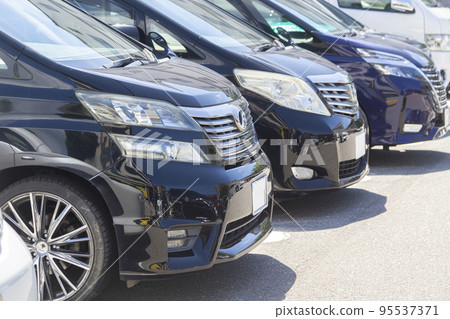 Cars in a parking lot 95537371