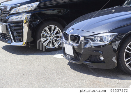 停車場的汽車 95537372