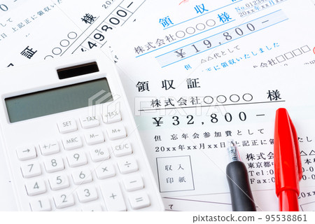 Receipt, calculator, ballpoint pen and red pen (accounting, expenses, accounting image) Receipt, calculator, ballpoint pen and red pen (accounting, expenses, accounting image) 95538861