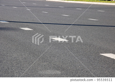Dividing strip on a wide road closeup Dividing strip on a wide road closeup 95539311