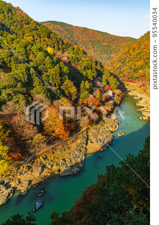 京都嵯峨嵐山的秋天，保津峽谷（Rankyo）的秋葉，從嵐山公園觀景台觀看 95540034