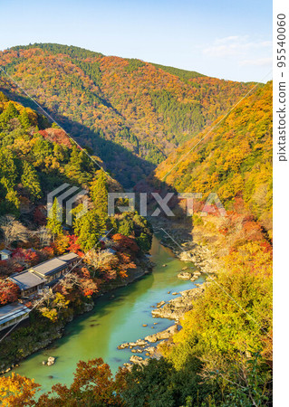 京都嵯峨嵐山的秋天，保津峽谷（Rankyo）的秋葉，從嵐山公園觀景台觀看 95540060