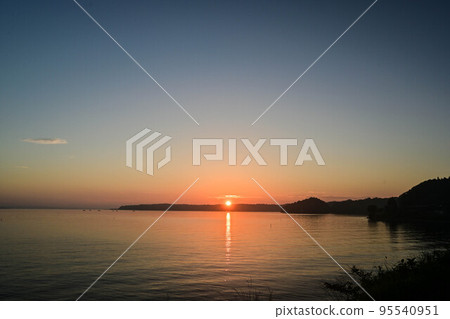 日出美麗的能登海 95540951