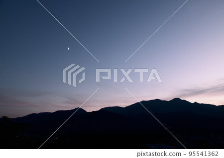 Takegawa-cho, Hokuto City, dusk of Phoenix Sanzan with the moon before the waning age of 6.2 95541362