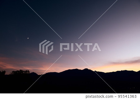 Takegawa-cho, Hokuto City, dusk of Phoenix Sanzan with the moon before the waning age of 6.2 Takegawa-cho, Hokuto City, dusk of Phoenix Sanzan with the moon before the waning age of 6.2 95541363