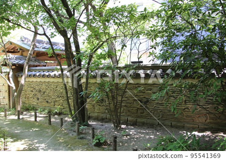 Hakata Fence of Rakusuien Garden in Fukuoka City Hakata Fence of Rakusuien Garden in Fukuoka City 95541369