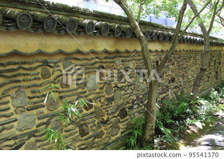 Hakata Fence of Rakusuien Garden in Fukuoka City Hakata Fence of Rakusuien Garden in Fukuoka City 95541370