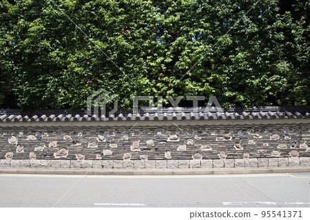 Hakata Fence of Rakusuien Garden in Fukuoka City Hakata Fence of Rakusuien Garden in Fukuoka City 95541371