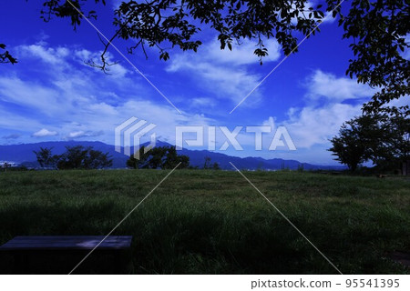 初秋藍天白雲季節背景素材 初秋藍天白雲季節背景素材 95541395