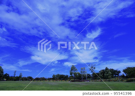 初秋藍天白雲季節背景素材 初秋藍天白雲季節背景素材 95541396