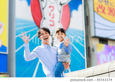 Parents and children sightseeing in Dotonbori, Osaka 95541574