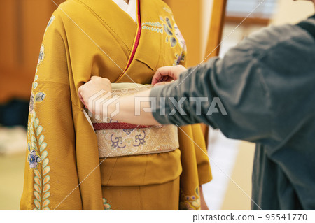 Scenery of dressing a kimono 95541770