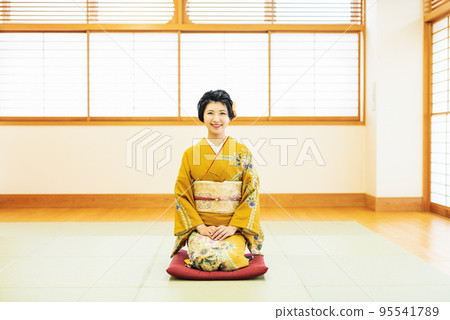 一個穿著和服的女人在日式房間裡跪著 95541789