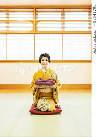 A woman in a kimono with a souvenir 95541796