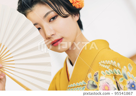 Young lady in kimono 95541867