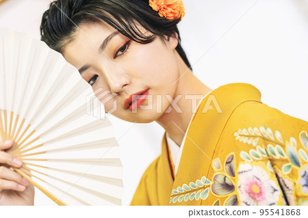 Young lady in kimono 95541868