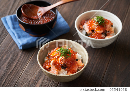 Salmon and salmon roe rice bowl 95541958
