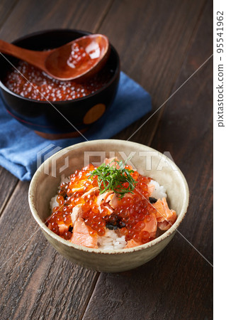 Salmon and salmon roe rice bowl 95541962