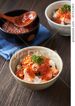 Salmon and salmon roe rice bowl 95541963