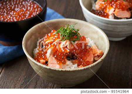 Salmon and salmon roe rice bowl Salmon and salmon roe rice bowl 95541964