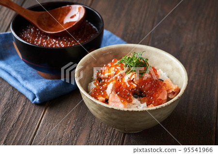 Salmon and salmon roe rice bowl 95541966
