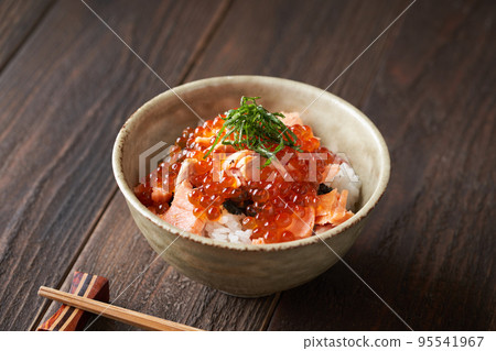 Salmon and salmon roe rice bowl 95541967