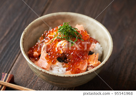 Salmon and salmon roe rice bowl Salmon and salmon roe rice bowl 95541968