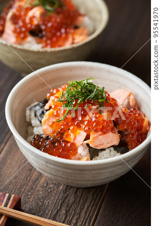 鮭魚和鮭魚子親子丼 95541970