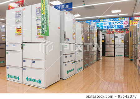 在家用電子產品零售店購物 在家用電子產品零售店購物 95542073