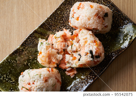 三文魚三文魚子飯糰 95542075