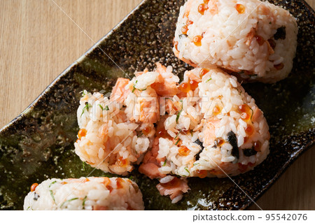 三文魚三文魚子飯糰 95542076